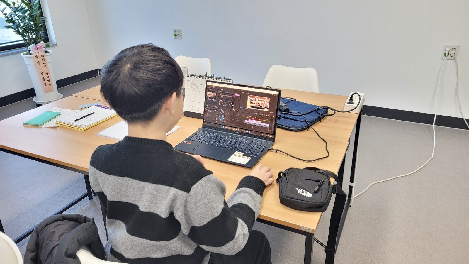 편집 실습 중인 수강생